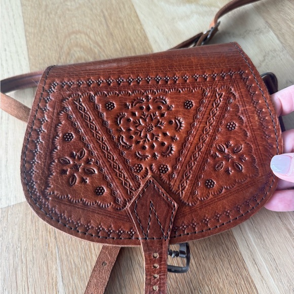 Handcrafted Brown Leather Crossbody saddle Bag - Picture 2 of 8